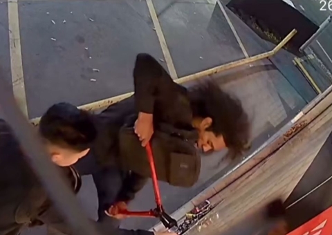 Vídeo mostra criminosos roubando loja de celulares em Manaus  