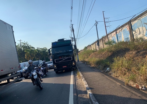 Carros em pane deixam trânsito caótico na Avenida das Torres