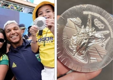 Isaquias pede troca de medalha de prata que caiu durante comemoração com a família