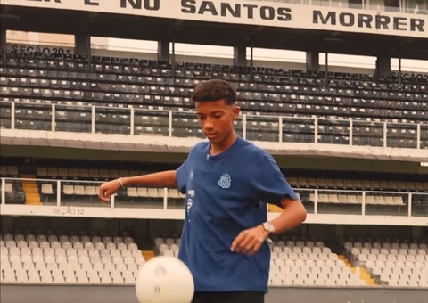 Filho de Robinho assina seu primeiro contrato com o Santos