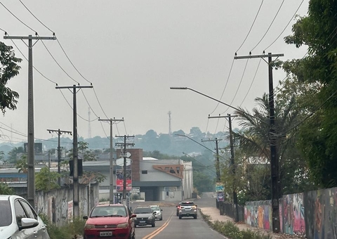 Fumaceiro deixa ar irrespirável mesmo após chuva torrencial em Manaus 