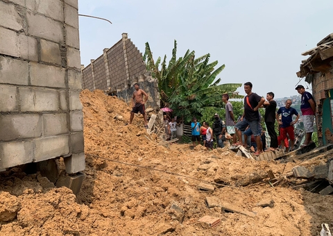 Família tem casa destruída após muro de condomínio desabar durante chuva em Manaus