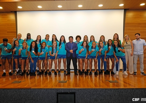 Seleção brasileira feminina recebe homenagem na CBF após medalha de prata em Paris