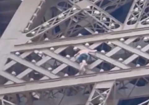 Justiça determina pena para torcedor que escalou a Torre Eiffel durante a Olimpíada