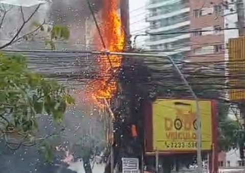 Vídeo: Fiação pega fogo e assusta motoristas na avenida Mário Ypiranga 