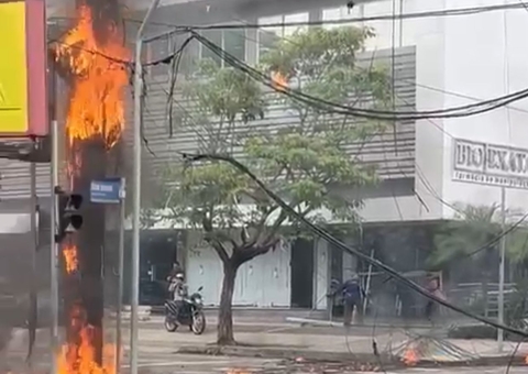 Trânsito é interditado após curto-circuito em poste na avenida Mário Ypiranga