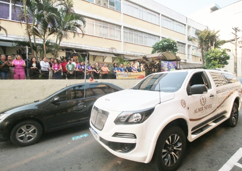 Aplausos e emoção marcam o cortejo fúnebre do escritor amazonense Márcio Souza