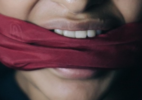 Menina de 13 anos é estuprada por 10 homens em encontro com namorado