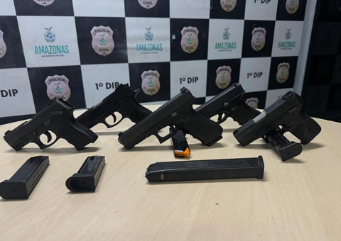'Senhor das armas' de facção é preso com arsenal e drogas em apartamento