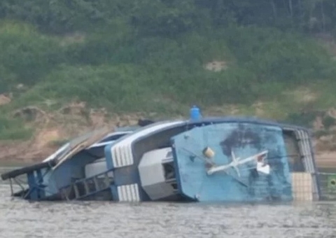 Barco que transportava combustível naufraga no Rio Purus, no Amazonas