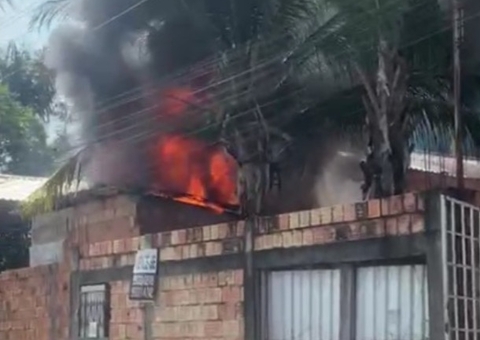 Fogo destrói oficina na zona Norte de Manaus; vídeo