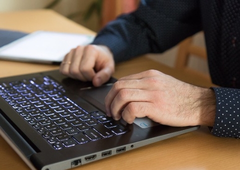 Cliente é condenado a pagar R$ 7 mil após criticar clínica oftalmológica nas redes sociais