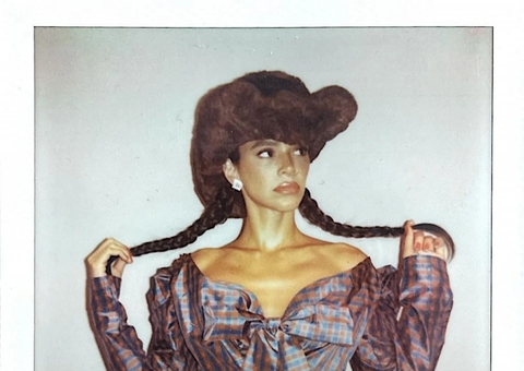 Bruna Marquezine posta primeira foto aos beijos com João Guilherme 