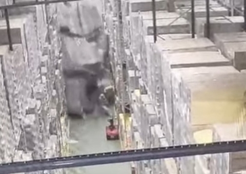 Funcionário morre soterrado após prateleira com mercadorias despencar; vídeo