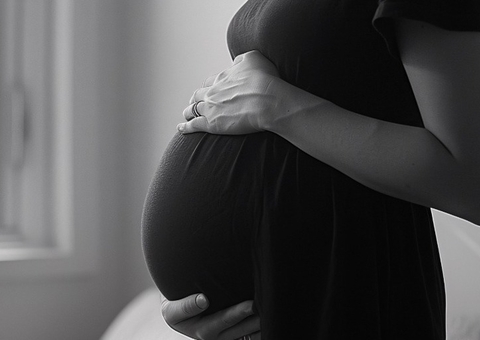 Mãe denuncia morte de bebê antes do parto por negligência em hospital