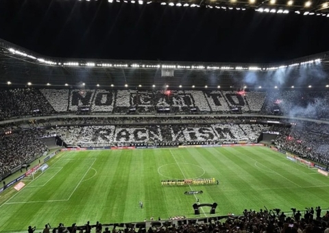 Torcida do Atlético-MG exibe mosaico antirracista em jogo da Libertadores