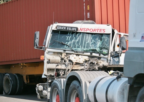 Acidente com carretas deixa trânsito caótico na avenida Rodrigo Otávio  