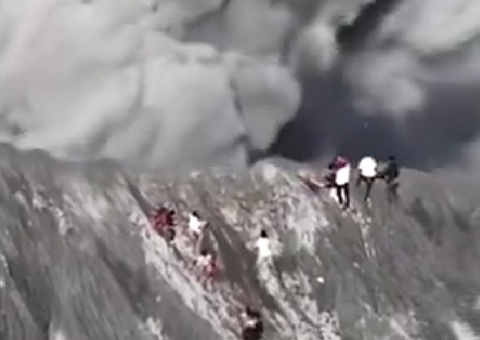 Alpinistas fogem desesperados após erupção de vulcão na Indonésia