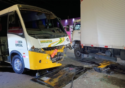 Acidente entre caminhão e micro-ônibus deixa 4 pessoas feridas no Lago Azul