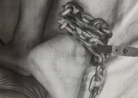 Adolescente é acorrentada pelos pais ao contar que foi estuprada pelo irmão