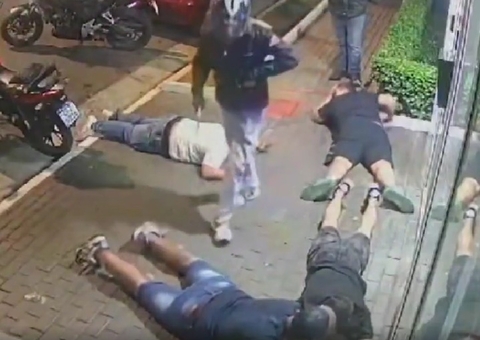Grupo é obrigado a deitar no chão durante assalto na porta de condomínio 