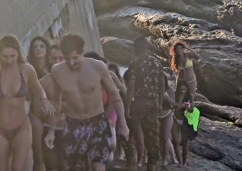 Banhistas são arrastados por ondas e ventania em praia; vídeo