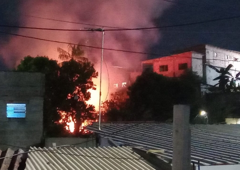 Incêndio destrói casa e quase se alastra para outros imóveis em Manaus
