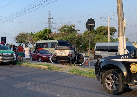 Carro capota após colisão na Avenida das Torres