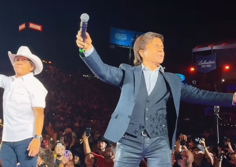 Em Barretos, Xororó se incomoda com falha técnica durante tributo