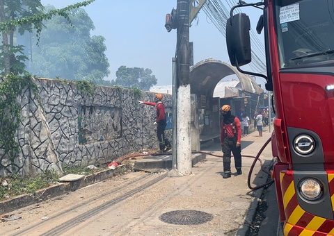 Incêndio em terreno de motel assusta populares na Av. Torquato Tapajós