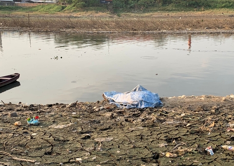 Família encontra jovem decapitado à margem de igarapé em Manaus