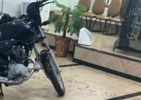 Homem invade igreja com moto e esfaqueia três durante culto