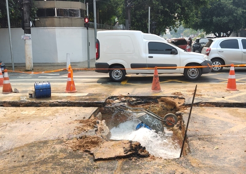 Vazamento na Av. Mário Ypiranga deixa quase 20 bairros sem água em Manaus