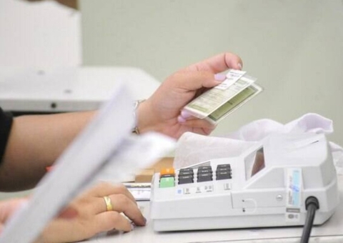 Polícia Federal investiga mesário que 'fez o L' em seção eleitoral e deu risada