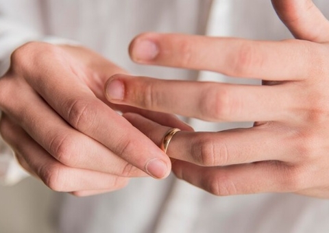 Criminoso usa os dentes para arrancar aliança de vítima em assalto no Rio