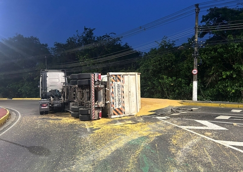 Carreta com 24 toneladas de milho tomba e interdita Rotatória das Letras