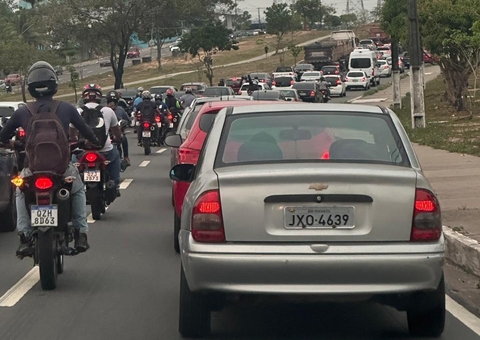 Veículo em pane trava trânsito e causa congestionamento na Avenida das Torres