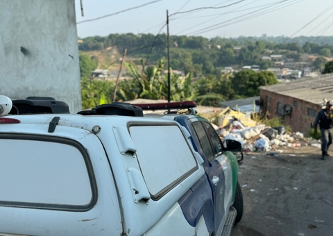 Mulher é encontrada com tiros na cabeça em escadaria no Jorge Teixeira