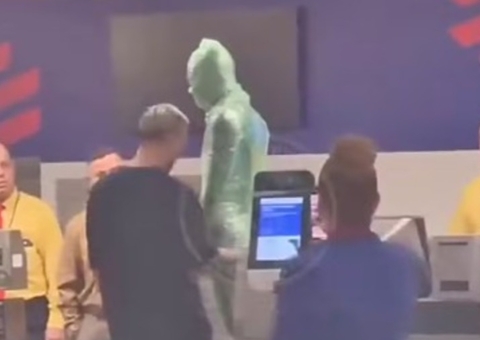 Homem enrolado em plástico tenta se despachar como mala em voo da Latam