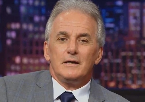 Otávio Mesquita posa sem camisa e corpo sarado chama atenção