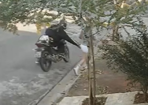 Motociclista é flagrado apalpando mulher que caminhava na rua