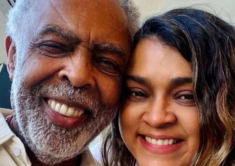 Lutando contra câncer, Preta Gil recebe serenata do pai, Gilberto Gil