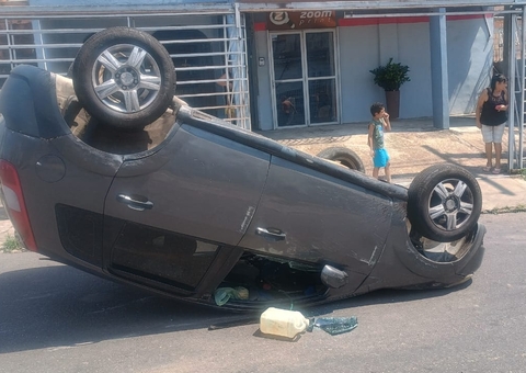 Motorista com sinais de embriaguez atinge veículos e capota carro no Petrópolis