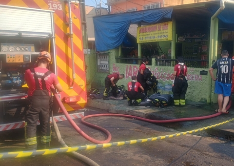 Incêndio no Petrópolis é controlado após destruir restaurante e ameaçar casas