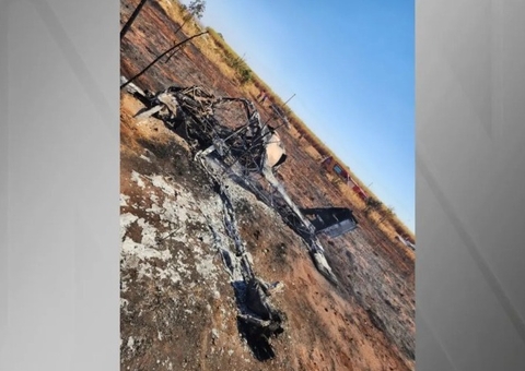 Avião cai durante tentativa de pouso e deixa dois mortos