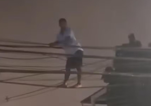 Assaltante sobe em fios de energia para escapar de linchamento: 'chama a polícia, tia'