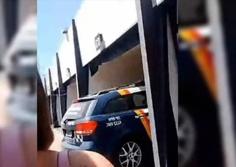 Garota de programa expõe PMs fardados com viatura em motel: 'vem, amor'