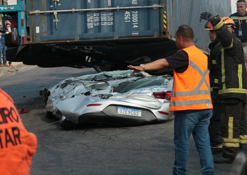 Motorista de carreta que esmagou carro fugiu após acidente, dizem bombeiros
