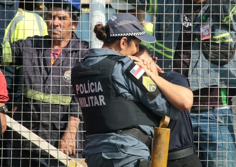 Esposa de motorista esmagado por carreta entra em desespero e é consolada por policial