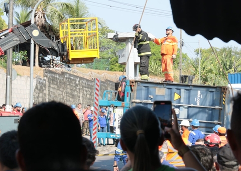 Bombeiros retiram carreta que tombou em cima de carro em Manaus; Veja imagens